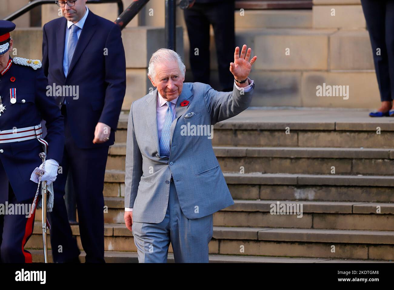 King Charles III à l'extérieur de la bibliothèque centrale et de la galerie d'art de Leeds lors de sa première visite dans le Yorkshire en tant que Roi. Banque D'Images