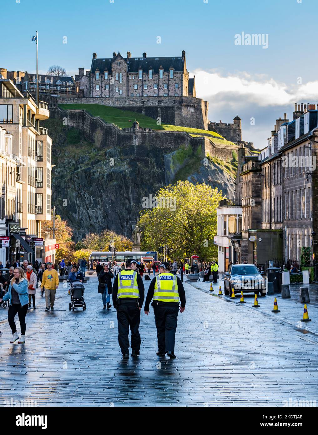 Deux policiers patrouillent dans Castle Street avec Edinburgh Castle Outcrop, Écosse, Royaume-Uni Banque D'Images