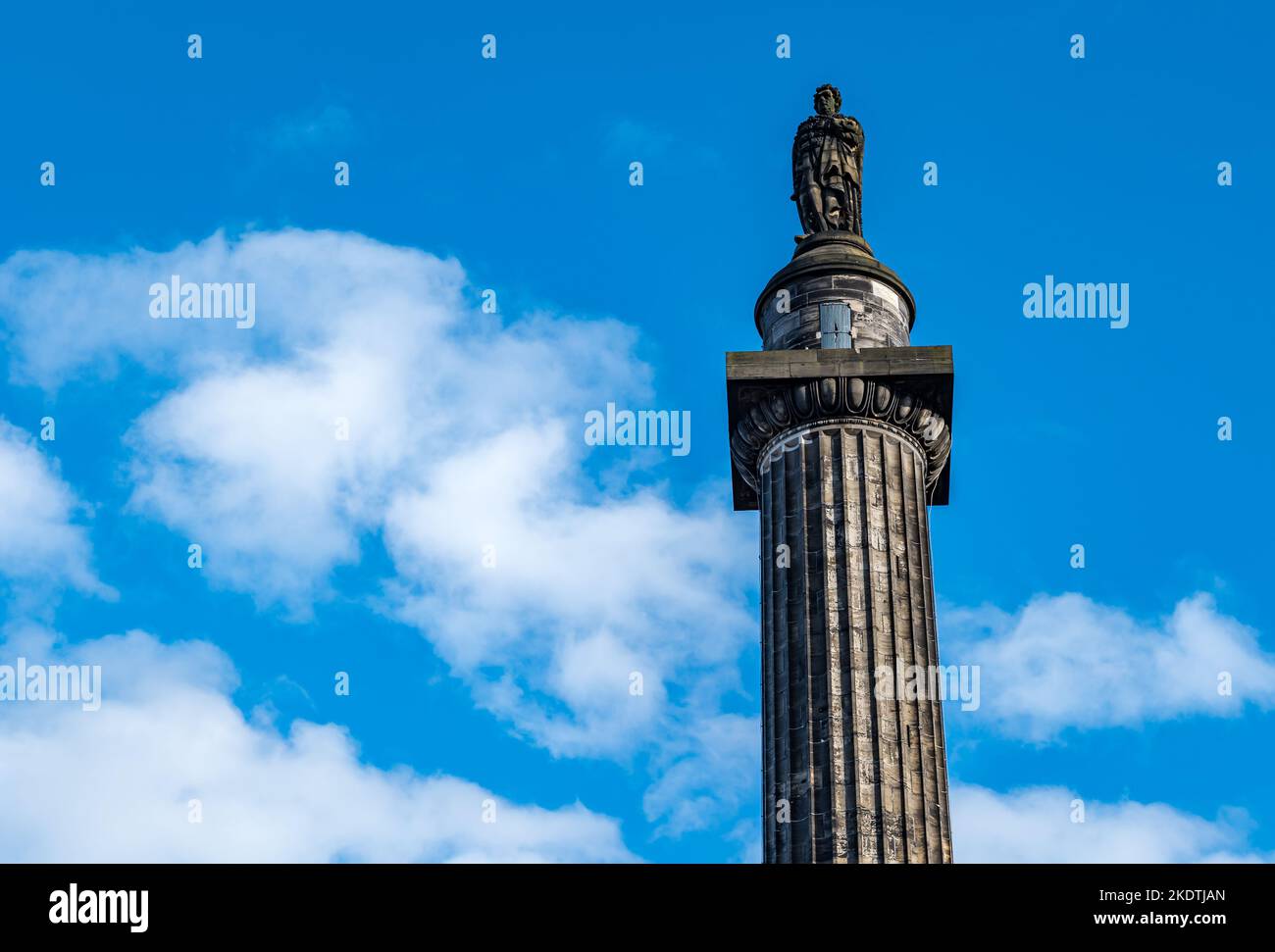 Monument Henry Dundas ou Melville sur une colonne haute contre le ciel bleu, place St Andrew, Édimbourg, Écosse, Royaume-Uni Banque D'Images