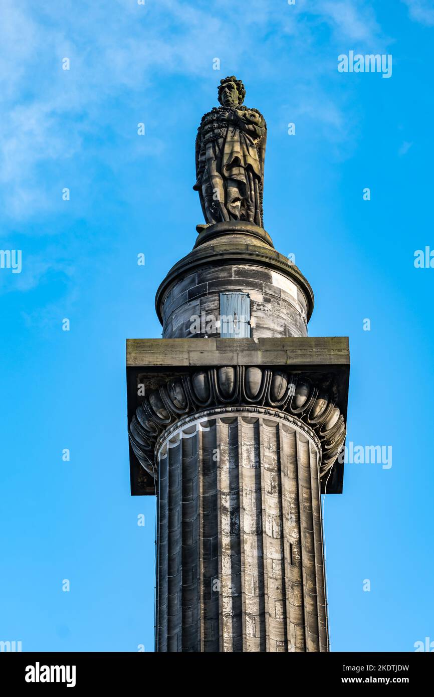 Monument Henry Dundas ou Melville sur une colonne haute contre le ciel bleu, place St Andrew, Édimbourg, Écosse, Royaume-Uni Banque D'Images