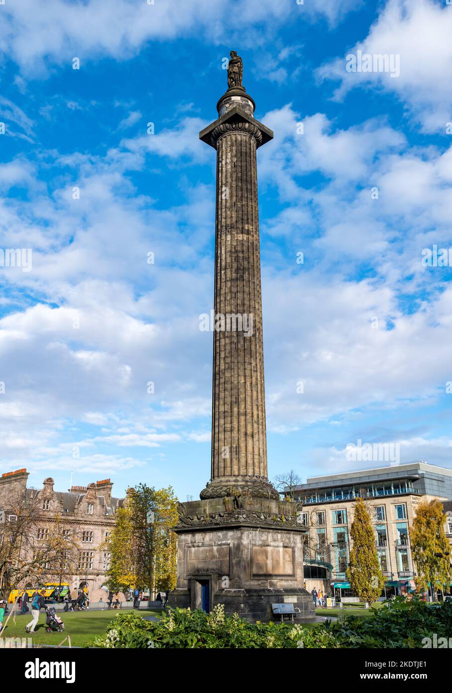 Monument Henry Dundas ou Melville sur une colonne haute contre le ciel bleu, place St Andrew, Édimbourg, Écosse, Royaume-Uni Banque D'Images