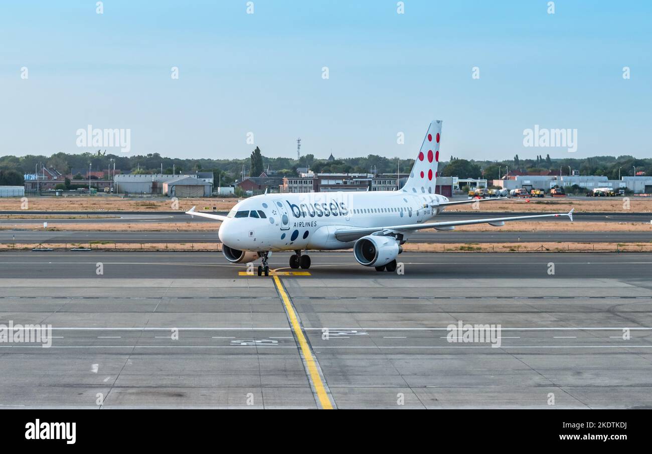 BRUXELLES, BELGIQUE - 31 AOÛT 2022 : l'avion de transport de passagers de Brussels Airlines arrive sur la piste de l'aéroport de Bruxelles, Zaventem. Banque D'Images