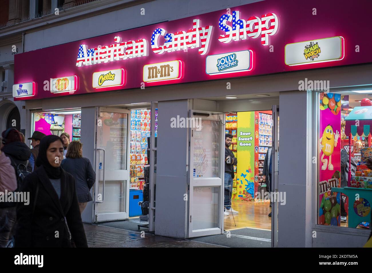 Londres, Royaume-Uni - 6 novembre 2022 : panneau American Candy Shop sur la rue commerçante animée d'Oxford. Banque D'Images