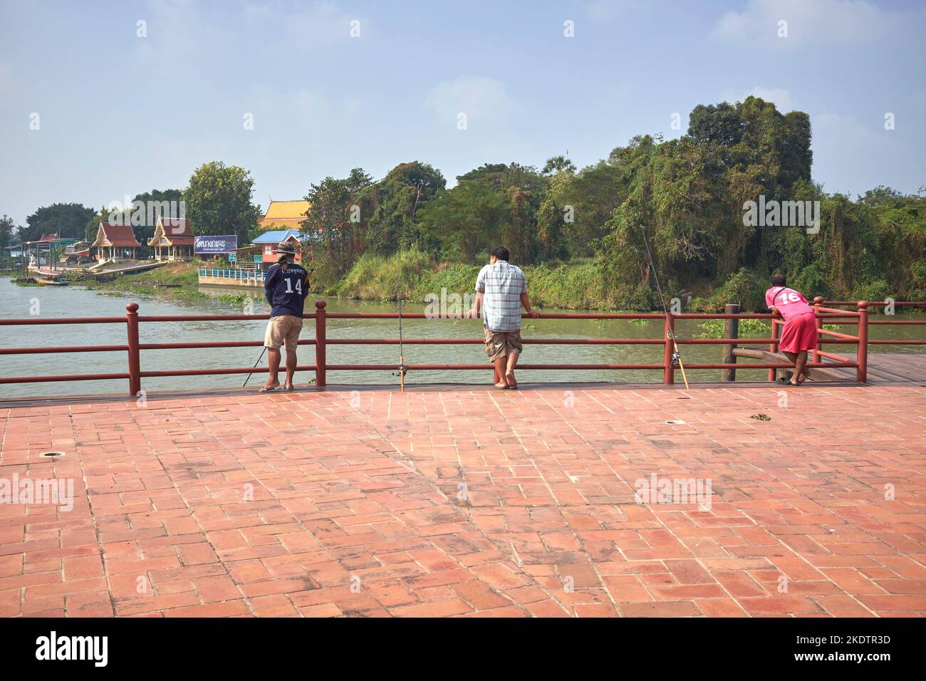 Les habitants pêchant dans la rivière à Ayutthaya en Thaïlande Banque D'Images