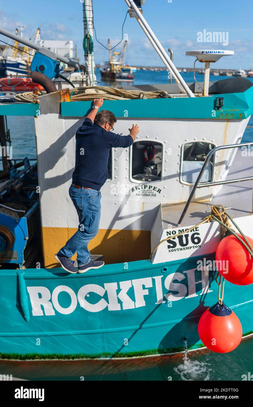 Photo de Jim Wileman - Mitch Tonks and Rockfish Business Feature, tourné à Brixham, South Devon, Royaume-Uni. Mitch Tonks photographié avec le bateau de pêche qu'il a OW Banque D'Images