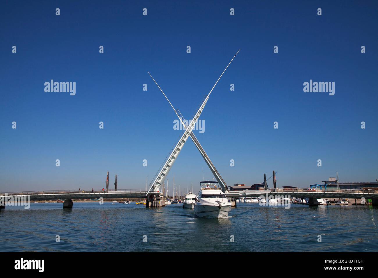 Bateau à moteur sous le pont Twin Sails, Poole Harbour, Dorset, Angleterre, Royaume-Uni, Septembre 2018 Banque D'Images