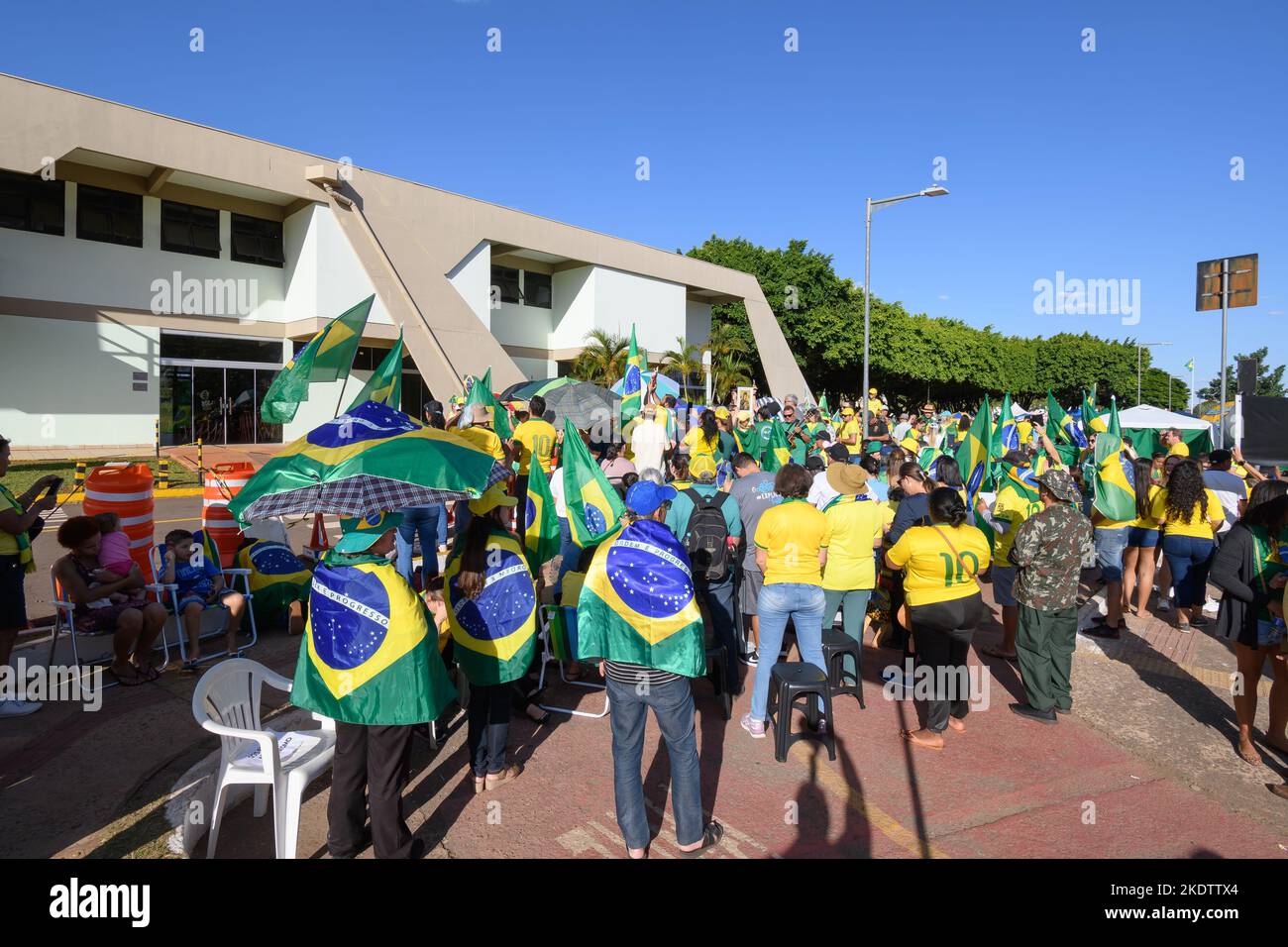 Campo Grande, MS, Brésil - 06 novembre 2022: Des manifestants brésiliens priant devant l'OMC, Commandement militaire de l'Ouest. Banque D'Images