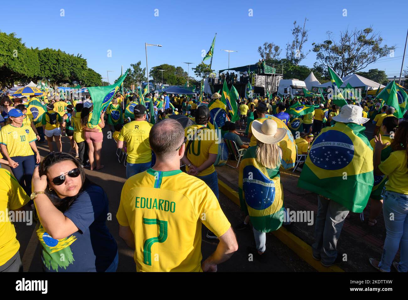 Campo Grande, MS, Brésil - 06 novembre 2022: Des manifestants brésiliens dans les rues demandant une intervention fédérale contre l'élection de Lula. Duque de Caxi Banque D'Images