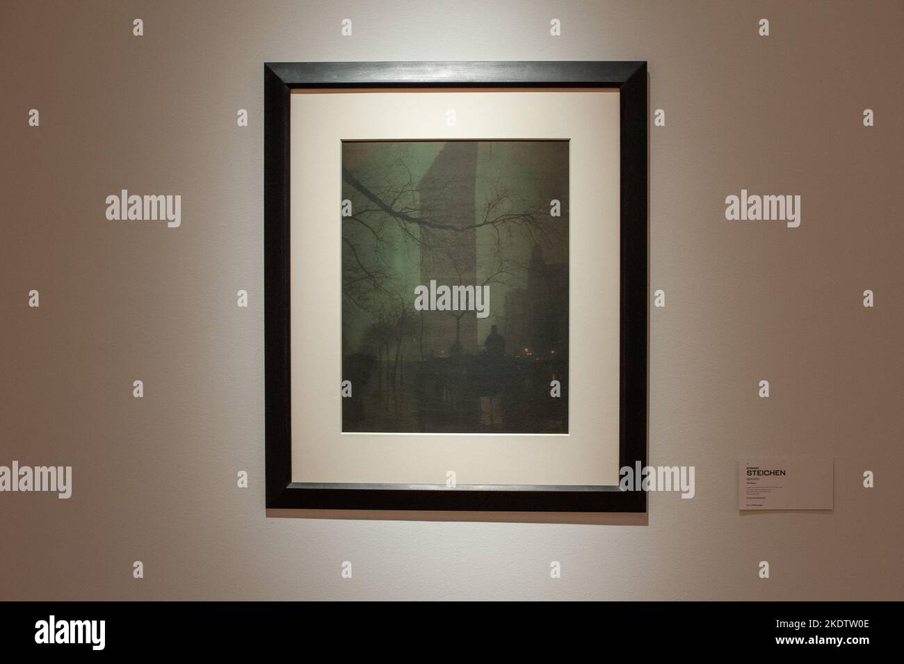 Edward Steichen (1879-1973) le Flatiron a signé et daté 'Steichen MDCCV' (en bas à droite) gomme-bichromate sur platine feuille: 19 x 14 3/4 po. (48,3 x 37,5 cm) 0 000 - USD 3 000 000 accroché au mur chez le visionnaire: La collection Paul G. Allen présentée aux Christie's New York Galleries au Rockefeller Center à New York, NY, le 8 novembre 2022. La vente aux enchères aura lieu du 9 au 10 novembre 2022 et a été évaluée à plus de $1 milliards. La collection du philanthrope Paul G. Allen, co-fondateur de Microsoft, comprend plus de 150 chefs-d'œuvre couvrant 500 ans d'histoire de l'art. Tous les proce Banque D'Images
