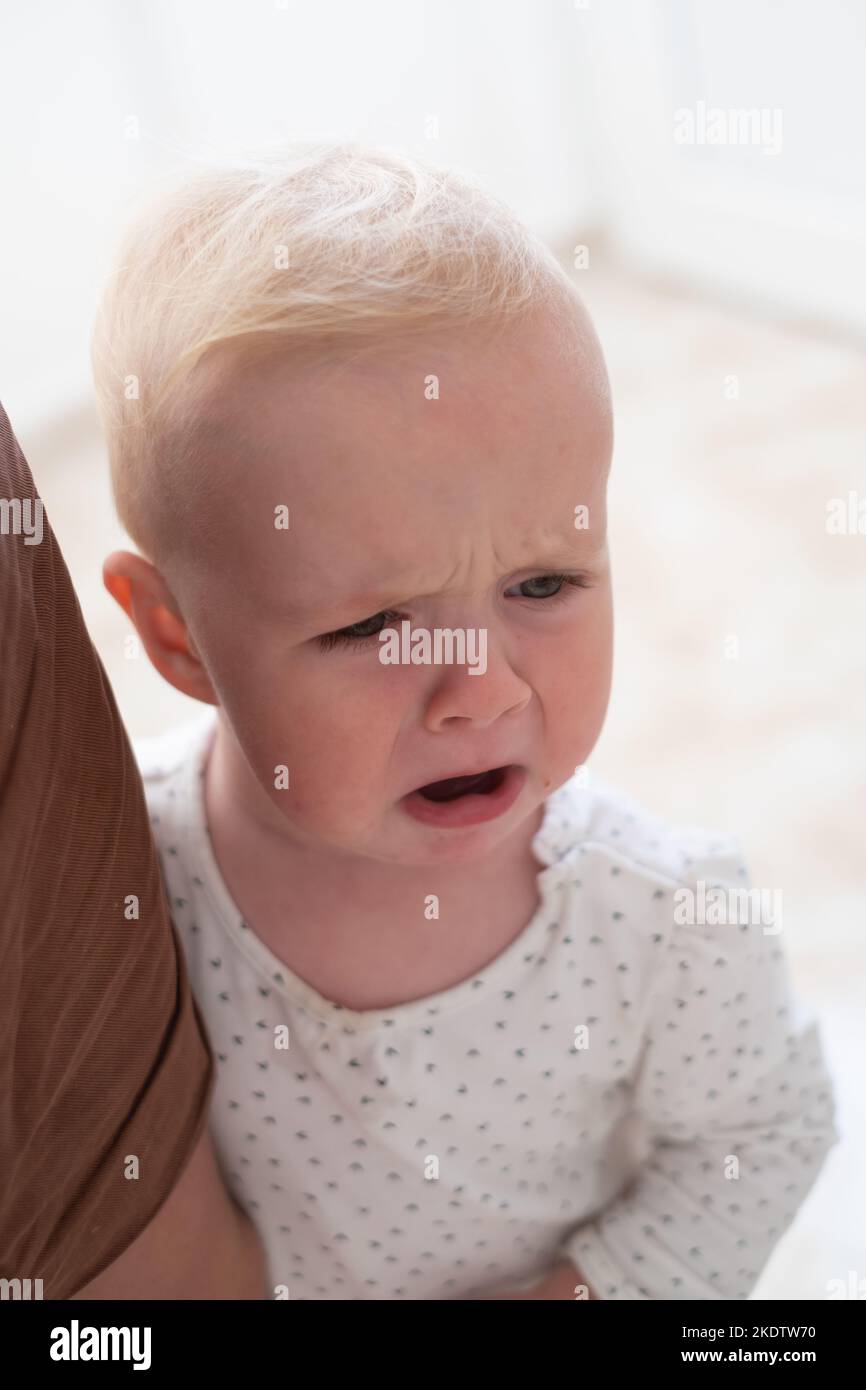 Portrait de bébé pleurant mignon peur d'aller chez le médecin Banque D'Images
