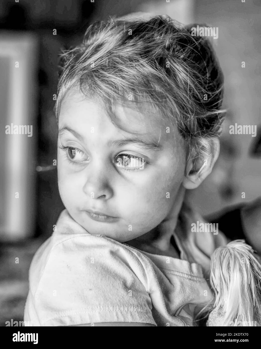 Noir et blanc photo d'une petite fille regardant quelque chose Banque D'Images