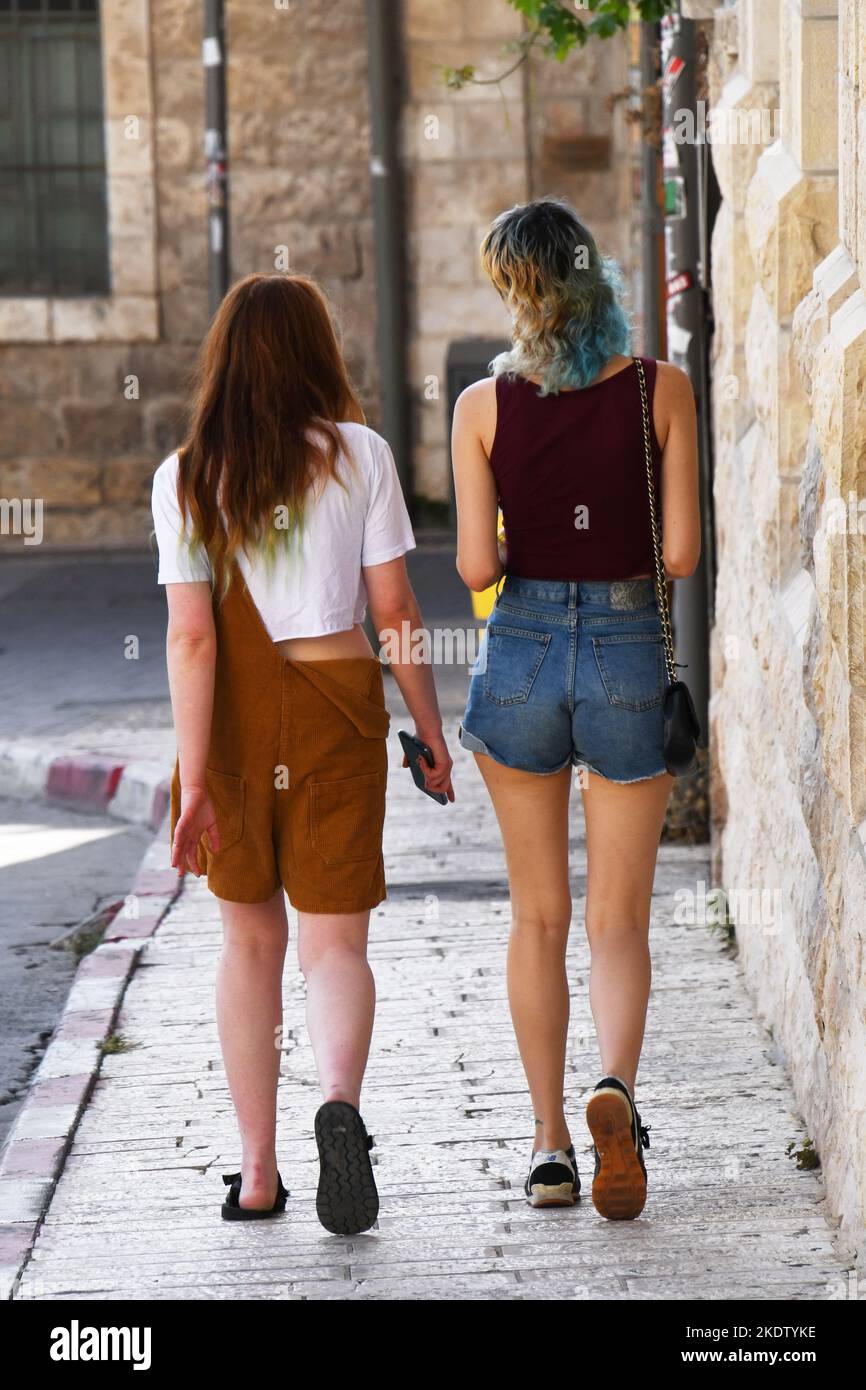 Deux filles marchant à Jérusalem. Israël Banque D'Images