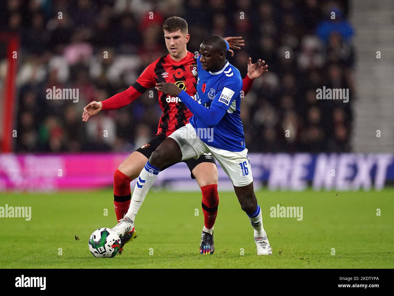 Chris Mepham de Bournemouth et Abdoulaye Doucours d'Everton se battent pour le ballon lors du troisième tour de la coupe Carabao au stade Vitality, à Bournemouth. Date de la photo: Mardi 8 novembre 2022. Banque D'Images