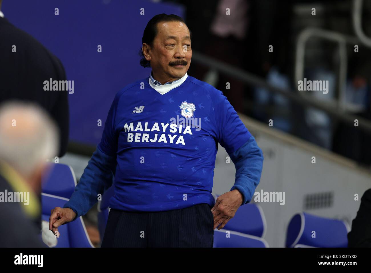 Cardiff, Royaume-Uni. 08th novembre 2022. Vincent Tan, le propriétaire de la ville de Cardiff, regarde depuis la boîte des réalisateurs. Match de championnat EFL Skybet, Cardiff City et Hull City au Cardiff City Stadium de Cardiff, pays de Galles, le mardi 8th novembre 2022. Cette image ne peut être utilisée qu'à des fins éditoriales. Utilisation éditoriale uniquement, licence requise pour une utilisation commerciale. Aucune utilisation dans les Paris, les jeux ou les publications d'un seul club/ligue/joueur. photo par Andrew Orchard/Andrew Orchard sports Photography/Alamy Live News crédit: Andrew Orchard sports Photography/Alamy Live News Banque D'Images