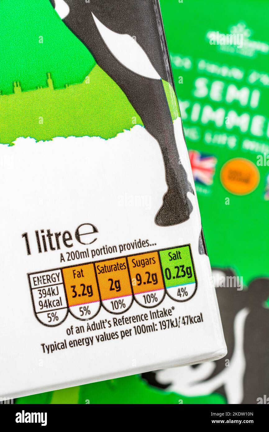 Gros plan sur l'étiquette nutritionnelle des feux de circulation alimentaire du carton de lait demi-écrémé UHT longue durée de l'étiquette de Morrison. Pour des produits alimentaires britanniques sains,. Banque D'Images