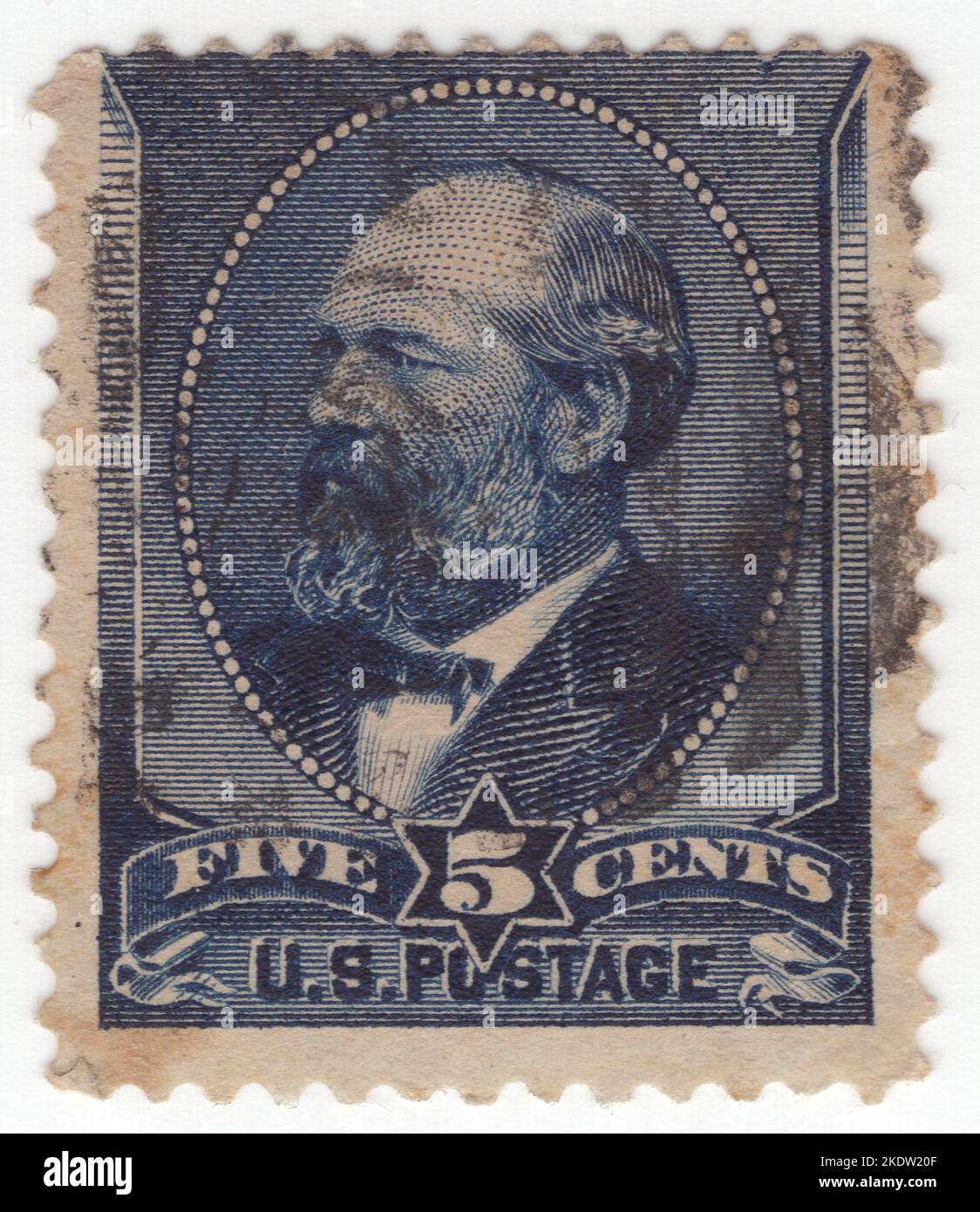 USA - 1888: Un timbre-poste indigo de 5 cents représentant le portrait de James Abram Garfield, 20th président des États-Unis, servant de 4 mars 1881, jusqu'à sa mort six mois plus tard, deux mois après qu'il a été abattu par un assassin. Avocat et général de la guerre de Sécession, il a exercé neuf mandats à la Chambre des représentants et a été le seul membre en exercice de la Chambre à être élu président. Avant sa candidature à la Maison Blanche, il avait été élu au Sénat américain par l'Assemblée générale de l'Ohio, un poste qu'il avait refusé quand il est devenu président élu Banque D'Images