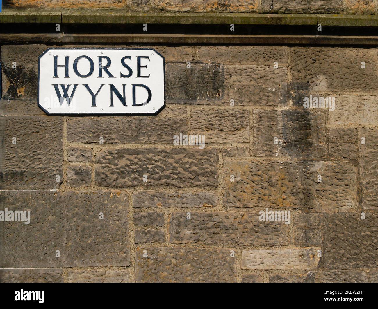 Inscriptions noires sur fond blanc, panneau routier sur le côté du bâtiment, Horse Wynd, Édimbourg, Écosse. Banque D'Images