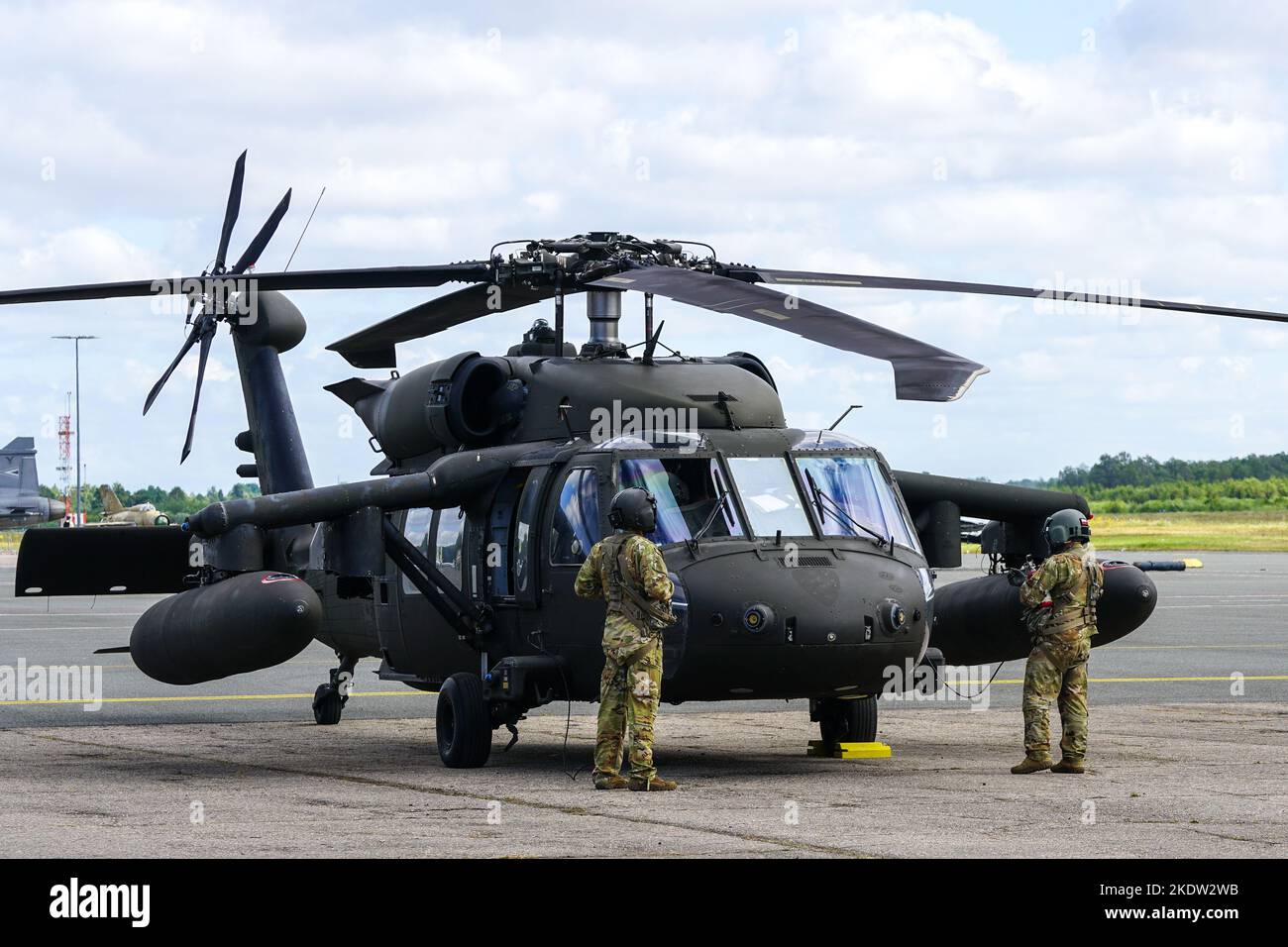 Liepaja, Lettonie - 7 août 2022 : hélicoptère Sikorsky UH-60 Black Hawk avec pilotes avant le décollage de l'aéroport Banque D'Images
