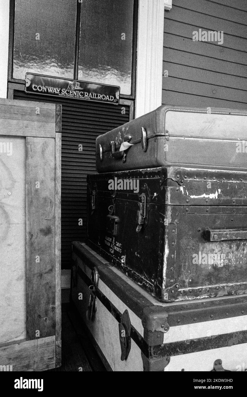 Bagages et fret empilés sur un chariot à l'extérieur de la gare ferroviaire panoramique de Conway avec un panneau indiquant Western Union ci-dessus. North Conway, New Hampshire. Banque D'Images