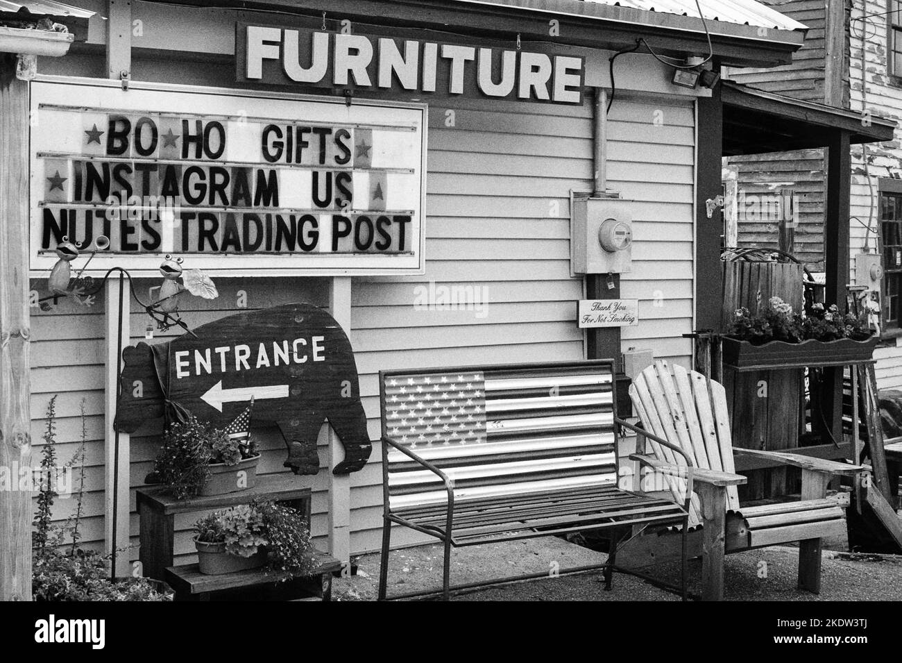 Nutes Trading Post - un magasin de cadeaux classique en bord de route à Union, New Hampshire. L'image a été capturée sur film analogique noir et blanc. Banque D'Images