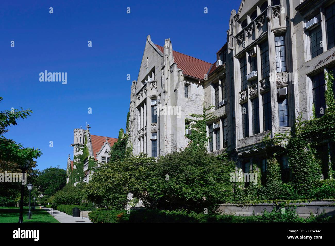 Chicago, États-Unis - août 2022 : campus principal de l'Université de Chicago avec un bâtiment en calcaire typique de style gothique Banque D'Images