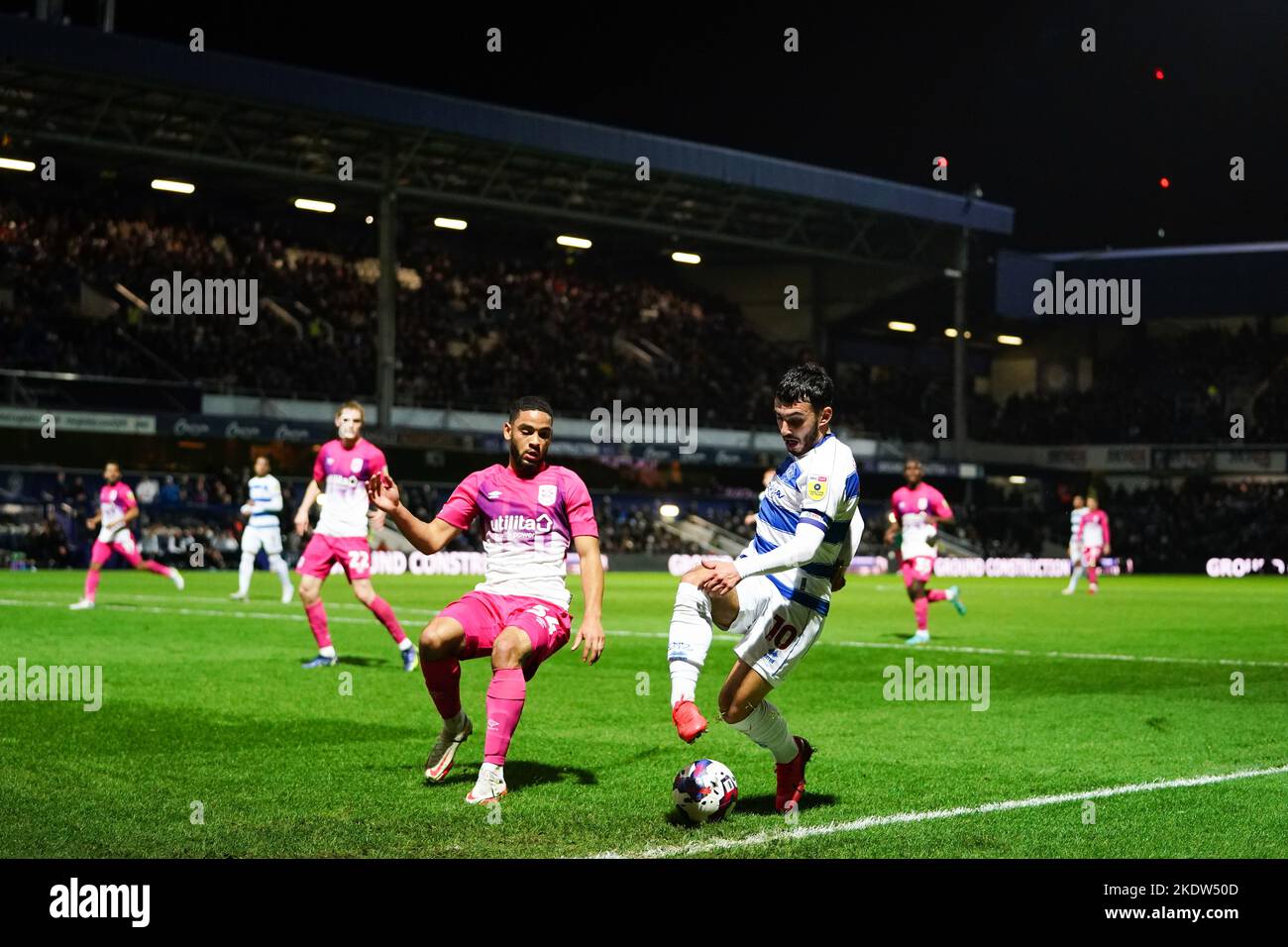 Le président Ilias des Queens Park Rangers (à droite) et le Brodie Spencer de Huddersfield Town se battent pour le ballon lors du match du championnat Sky Bet à Loftus Road, Londres. Date de la photo: Mardi 8 novembre 2022. Banque D'Images