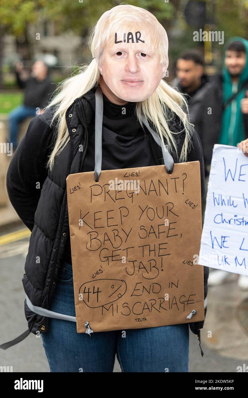 Proteste à Londres contre le gouvernement conservateur. Théorie du complot Covid concernant les vaccins contre les fausses couches et les coronavirus Banque D'Images