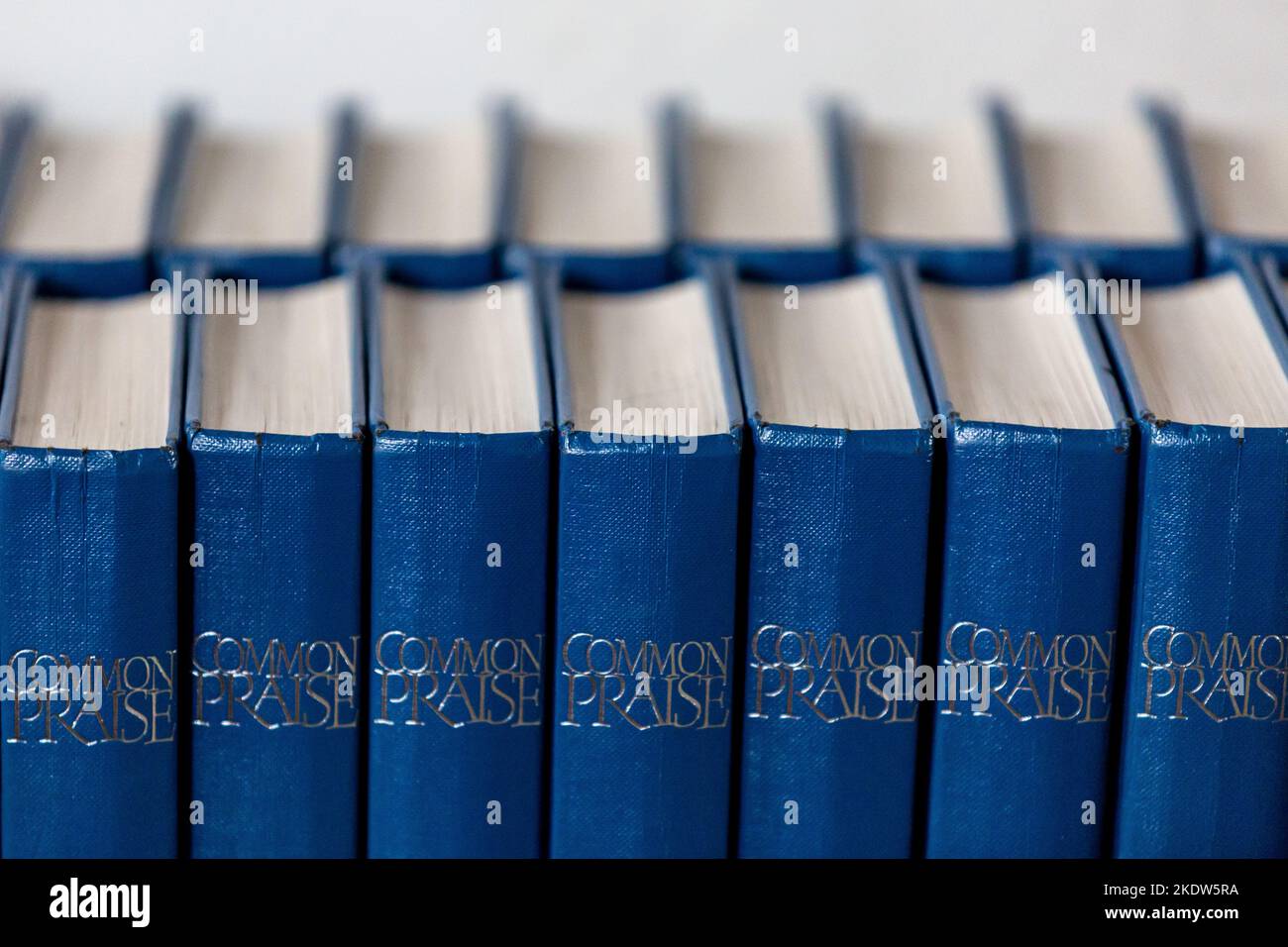 Des livres d'hymne alignés dans une église, avec une faible profondeur de champ Banque D'Images
