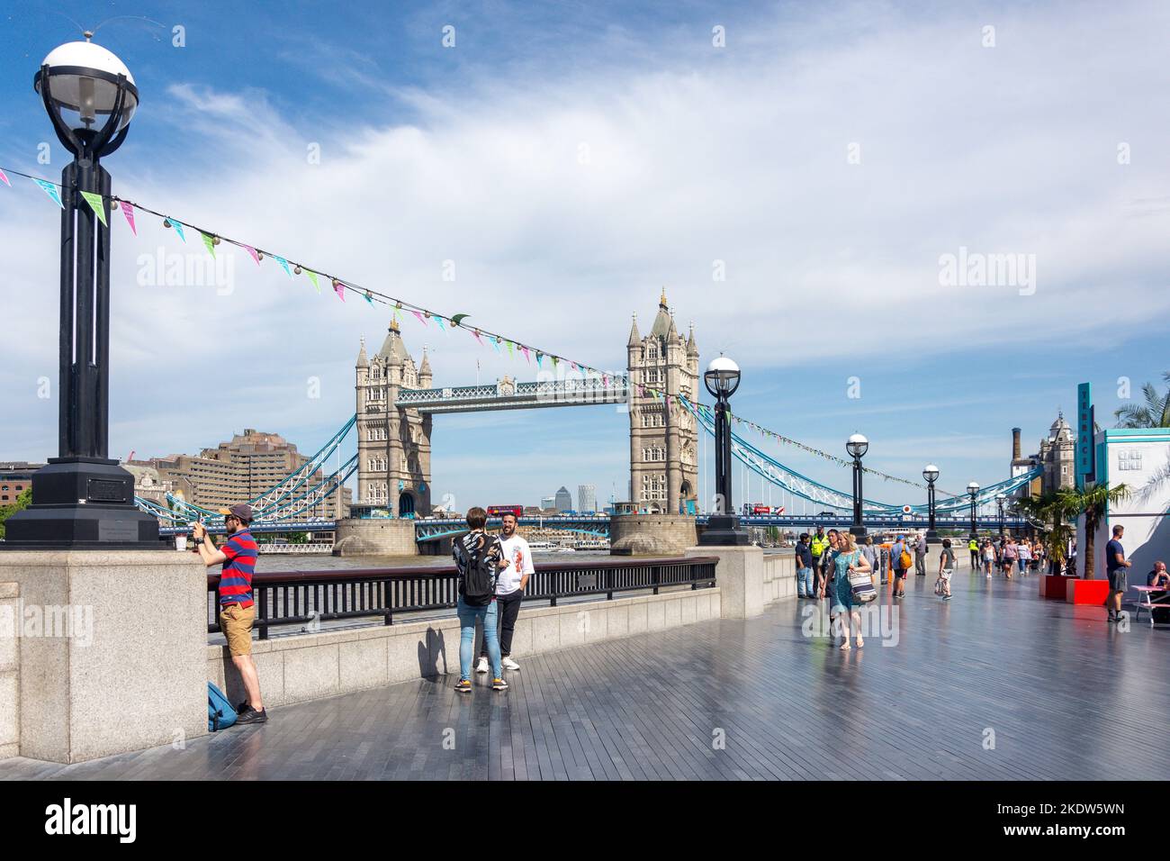 Tower Bridge de la Queen's Walk, Southwark, le London Borough of Southwark, Greater London, Angleterre, Royaume-Uni Banque D'Images