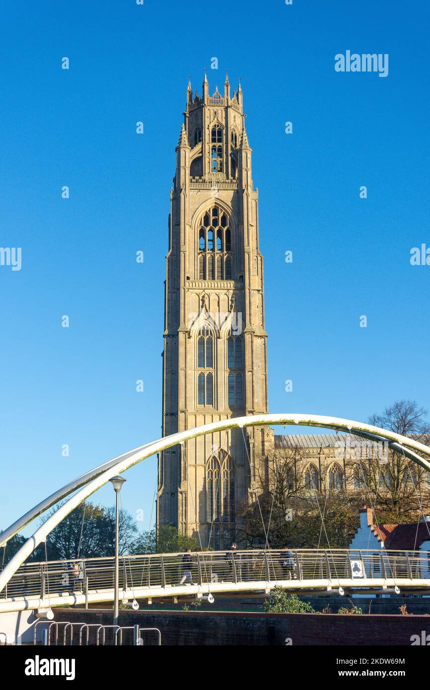 Église St Botolph (The Stump) et pont piétonnier traversant la rivière Witham, Boston, Lincolnshire, Angleterre, Royaume-Uni Banque D'Images