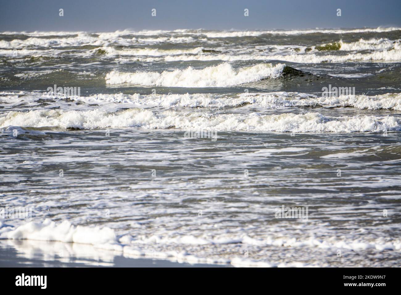 Mer du Nord, île de Spiekeroog, automne, plage de la mer du Nord, marée montante, Waves, îles de la Frise orientale, Basse-Saxe, Allemagne, Banque D'Images