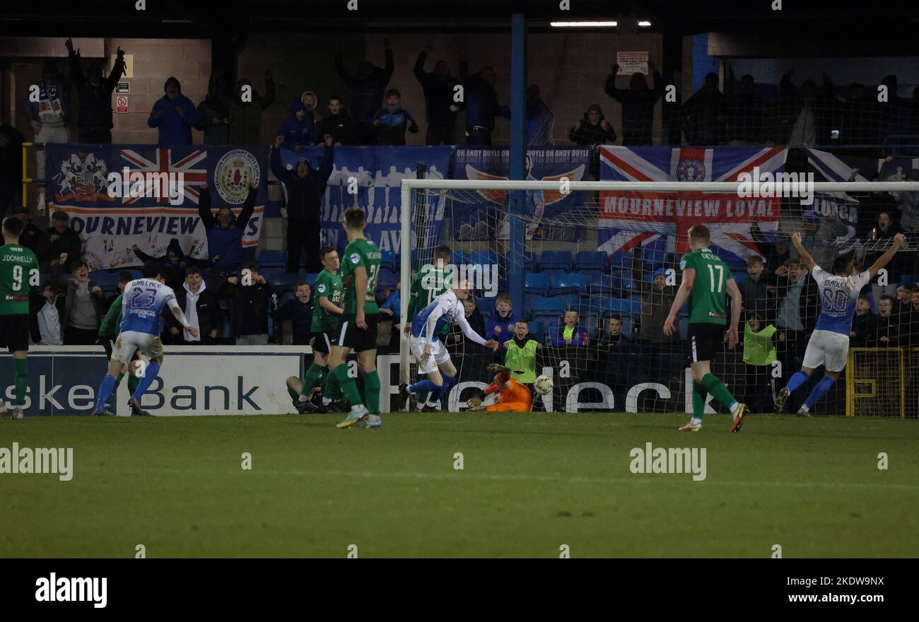 Mournview Park, Lurgan, Comté d'Armagh, Irlande du Nord, Royaume-Uni. 08 novembre 2022. Danske Bank Premiership – Glenavon v Glentoran action du match de ce soir au parc Mournview (Glenavon en bleu). Aaron Prendergast remporte le match pour Glenavon 2-1. Crédit : CAZIMB/Alamy Live News. Banque D'Images