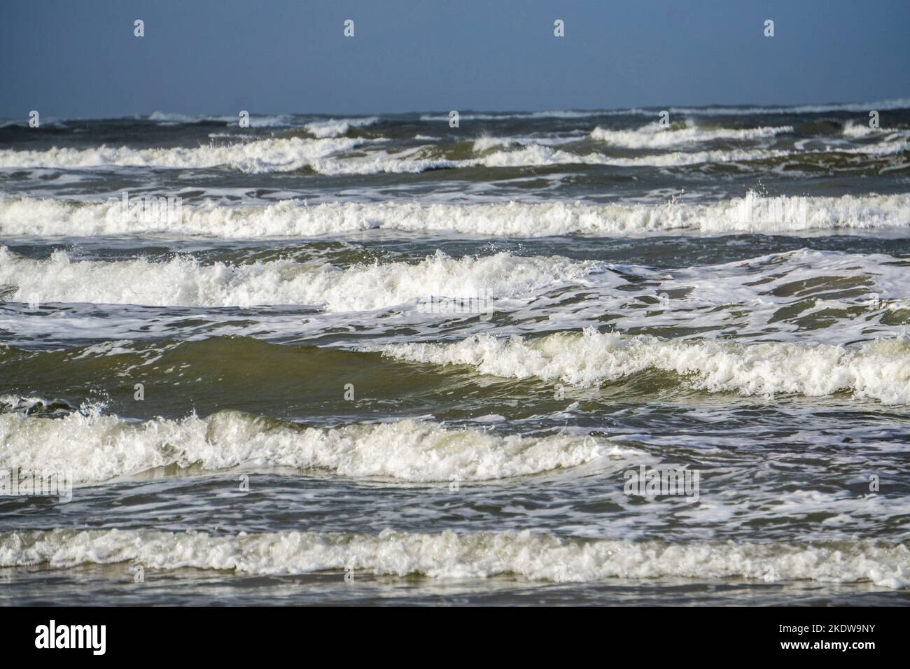 Mer du Nord, île de Spiekeroog, automne, plage de la mer du Nord, marée montante, Waves, îles de la Frise orientale, Basse-Saxe, Allemagne, Banque D'Images