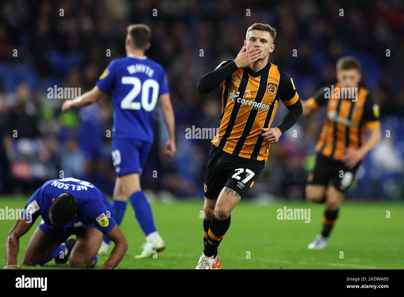 Cardiff, Royaume-Uni. 08th novembre 2022. Regan Slater, de Hull (27), célèbre après avoir atteint le but 2nd de ses équipes. Match de championnat EFL Skybet, Cardiff City et Hull City au Cardiff City Stadium de Cardiff, pays de Galles, le mardi 8th novembre 2022. Cette image ne peut être utilisée qu'à des fins éditoriales. Utilisation éditoriale uniquement, licence requise pour une utilisation commerciale. Aucune utilisation dans les Paris, les jeux ou les publications d'un seul club/ligue/joueur. photo par Andrew Orchard/Andrew Orchard sports Photography/Alamy Live News crédit: Andrew Orchard sports Photography/Alamy Live News Banque D'Images