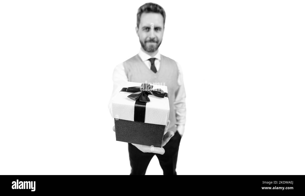 cadeau pour la fête des femmes. le chef de la direction tient sa boîte-cadeau. homme beau se prépare pour la date romantique. Banque D'Images