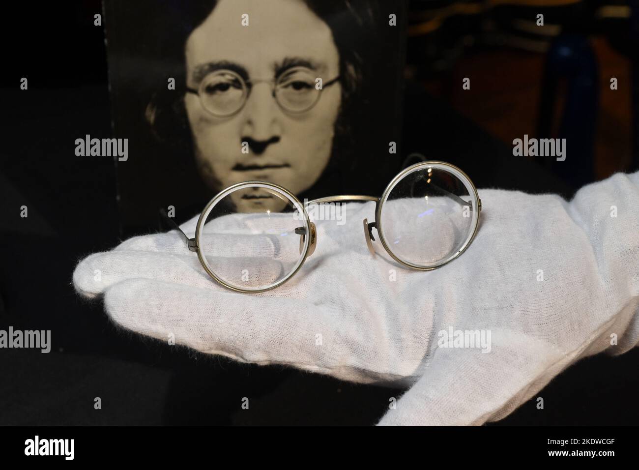 Une paire de verres ronds à bordure en fil d'or assortis à la photo, propriété et portés par John Lennon, exposés sur Hard Rock Cafe Times Square, sur 08 novembre, 20 Banque D'Images