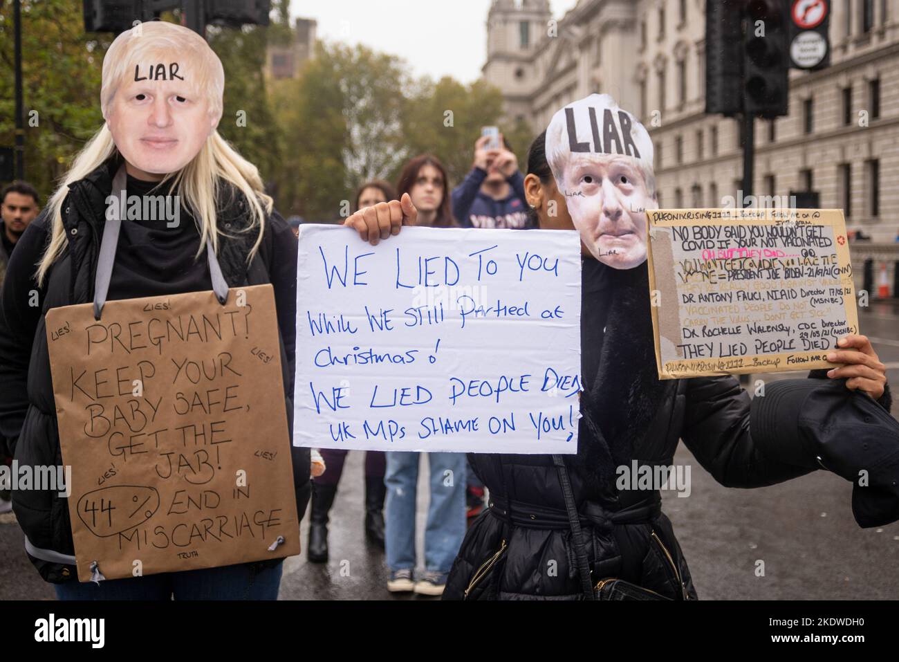 Proteste à Londres contre le gouvernement conservateur. Théorie du complot Covid concernant les vaccins contre les fausses couches et les coronavirus. Mensonges Banque D'Images