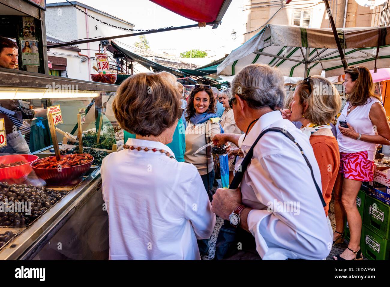 Touristes/visiteurs dégustation de nourriture au Ballaro Street Market, Palerme, Sicile, Italie. Banque D'Images