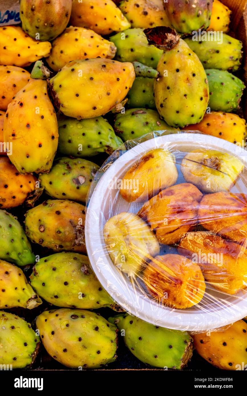 Le fruit typiquement sicilien de Fichi d'Inde (Pears de Prickly) à vendre au marché de la rue Ballaro, Palerme, Sicile, Italie. Banque D'Images