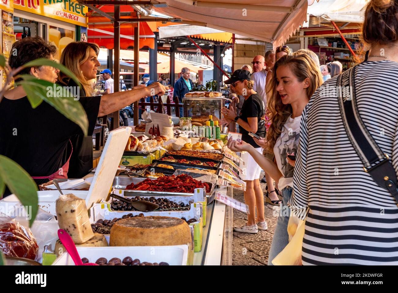 Les gens achètent de la nourriture au marché de la rue Ballaro, Palerme, Sicile, Italie. Banque D'Images