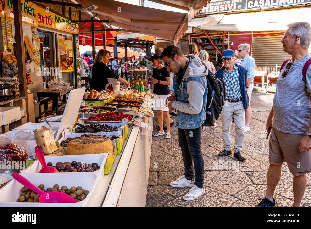 Les gens achètent de la nourriture au marché de la rue Ballaro, Palerme, Sicile, Italie. Banque D'Images