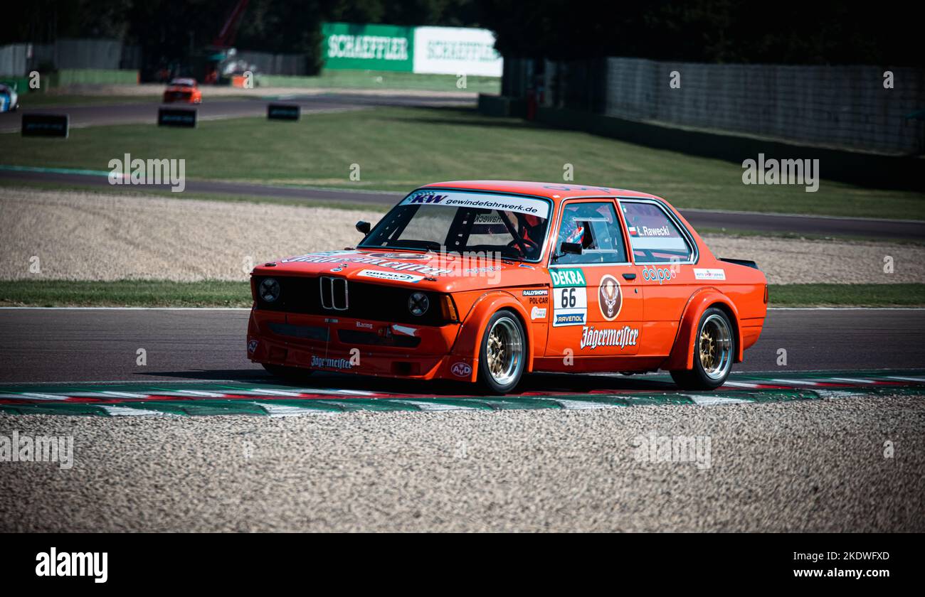 BMW 320i voiture de course vintage sur piste de sport automobile à l'ancienne. Imola, Italie, juin 18 2022. DTM Banque D'Images
