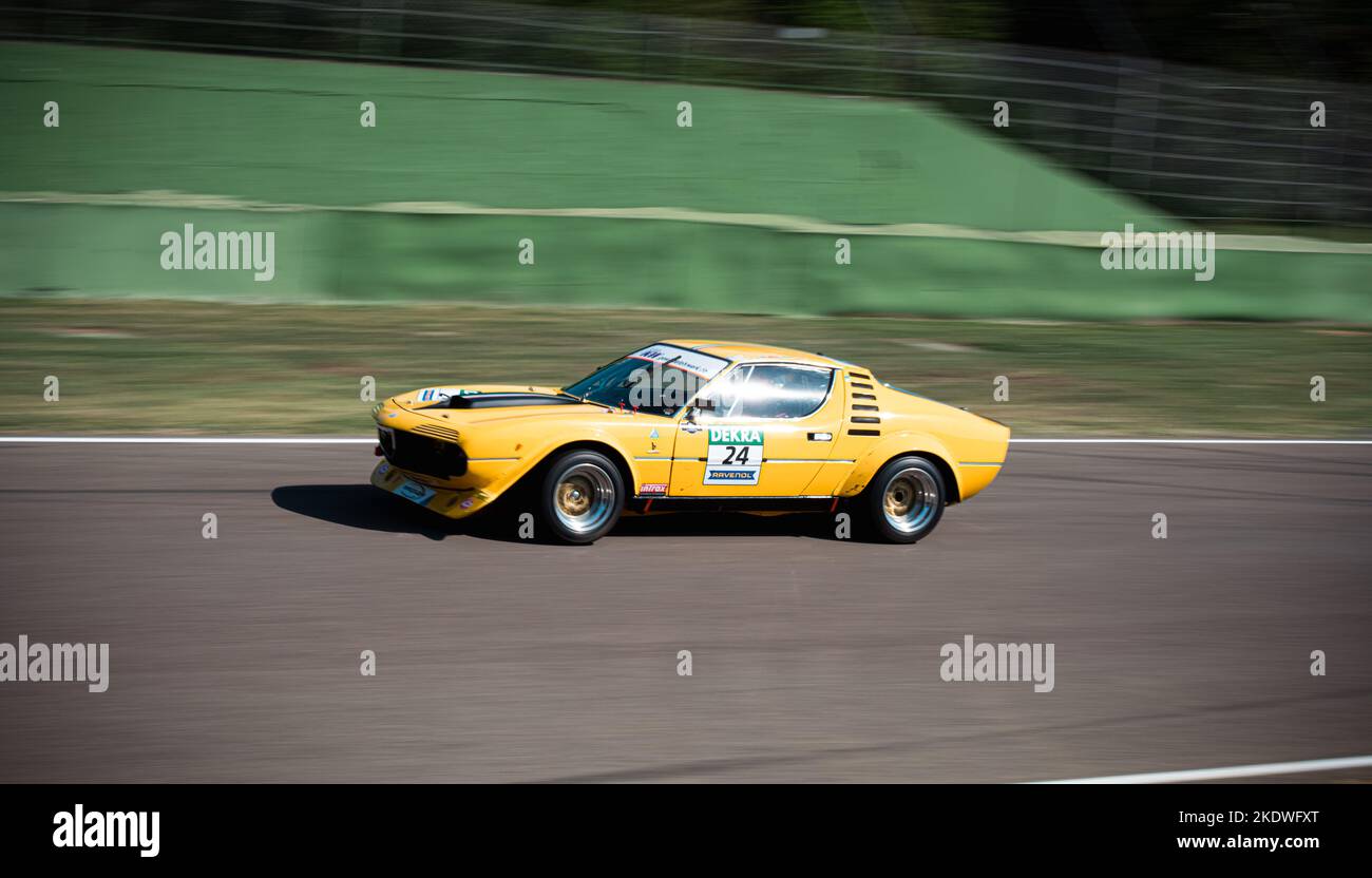 Alfa Romeo Montréal course de voitures vintage sur piste de sport automobile à l'ancienne. Imola, Italie, juin 18 2022 DTM Banque D'Images