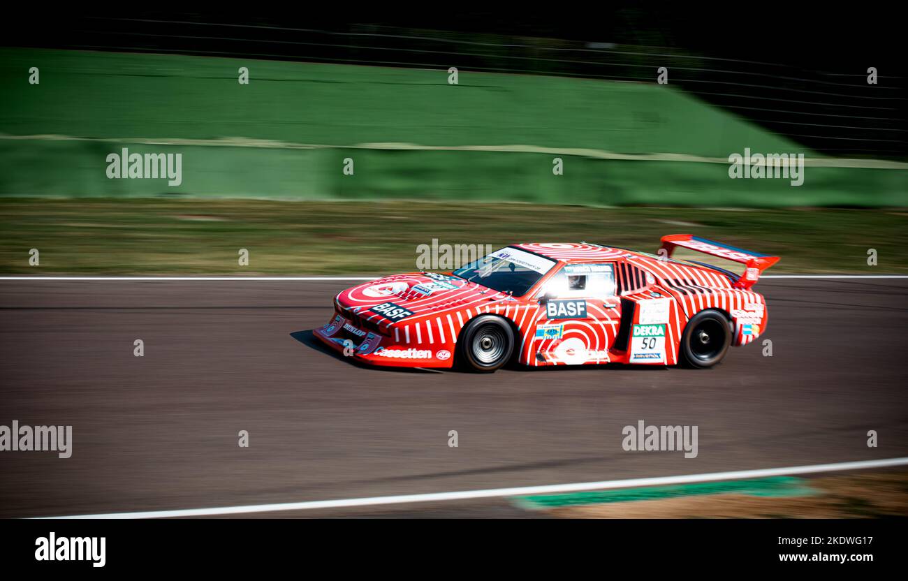 BMW M1 voiture de course vintage sur piste de sport automobile à l'ancienne. Imola, Italie, juin 18 2022. DTM Banque D'Images