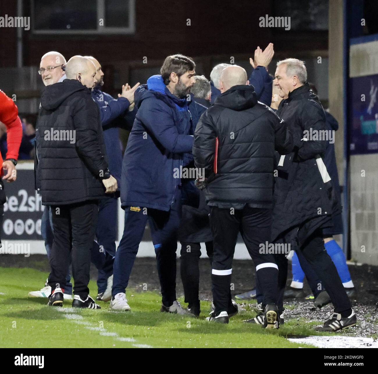 Mournview Park, Lurgan, Comté d'Armagh, Irlande du Nord, Royaume-Uni. 08 novembre 2022. Danske Bank Premiership – Glenavon v Glentoran action du match de ce soir au parc Mournview (Glenavon en bleu). Gary Hamilton, directeur de Glenavon (au centre) à la fin du match de ce soir. Crédit : CAZIMB/Alamy Live News. Banque D'Images