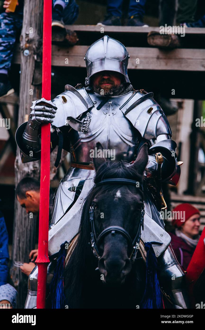 Chevalier sur le cheval dans un tournoi joutant dans la région de Lipetsk, Russie, 21 mai 2022 Banque D'Images