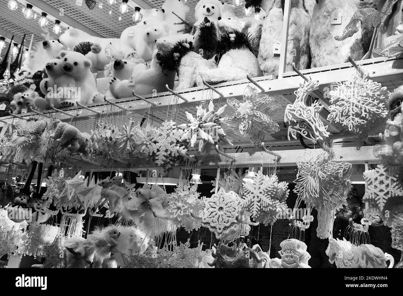 STRASBOURG, FRANCE - 21 DÉCEMBRE 2015 : jouets en flocons de neige et ours blancs à vendre au kiosque du marché de Noël. Cité médiévale de Strasbourg qui est considérée Banque D'Images