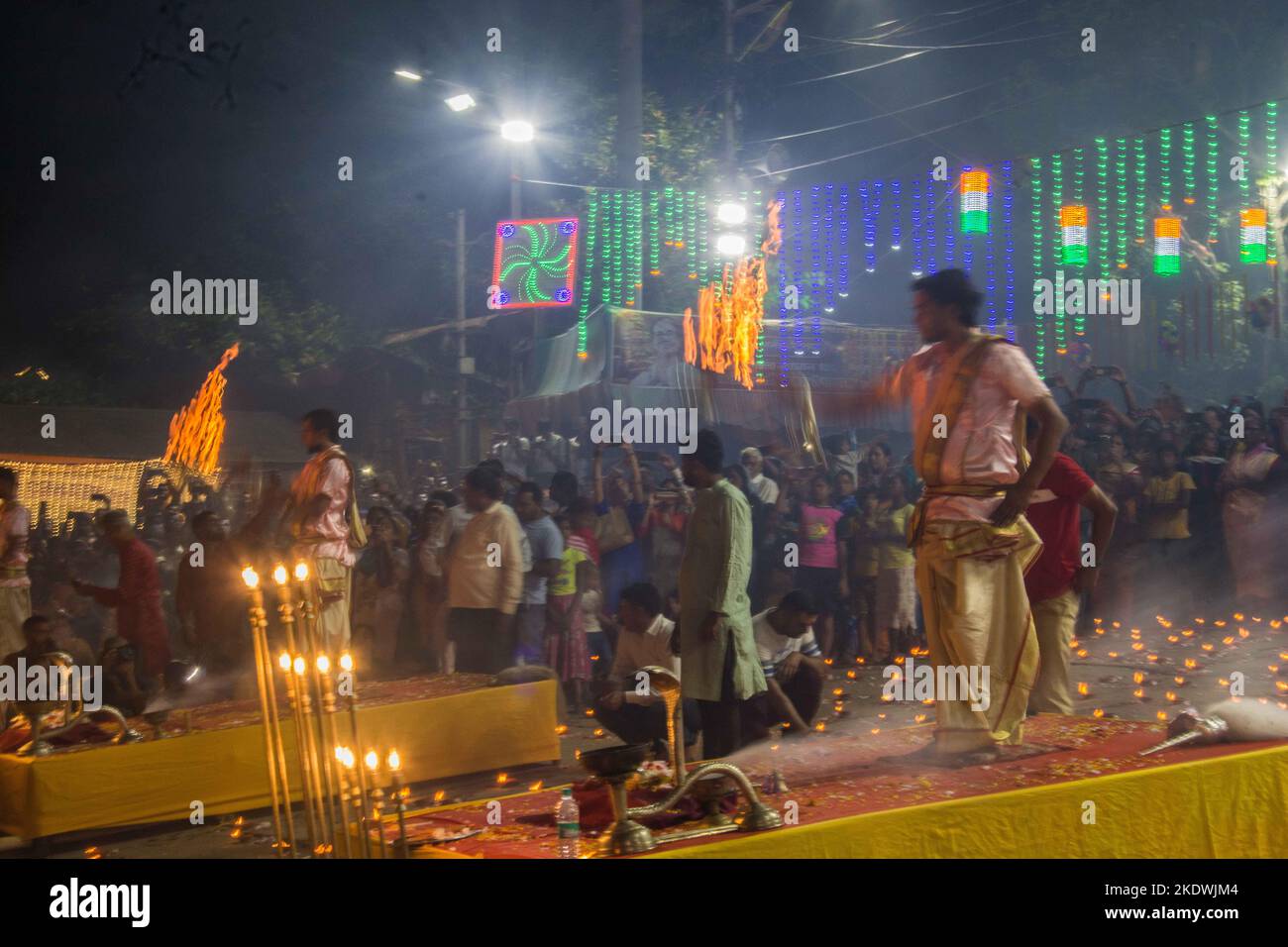Kolkata, Bengale occidental, Inde. 7th novembre 2022. Dans le Dharma de Sanatan, la pleine lune du mois de Kartik a une place importante. Ils célèbrent le festival de Dev Deepawali avec une grande pompe le jour de la pleine lune du mois de Kartik. C'est une croyance que le jour de Dev Deepawali, les dévotés prennent bain dans le fleuve Saint comme Sri Ganga, Jamuna etc. Il est principalement célébré à Varanasi mais maintenant à Kolkata aussi il est célébré avec une grande pompe. (Credit image: © Sudip Chanda/Pacific Press via ZUMA Press Wire) Banque D'Images