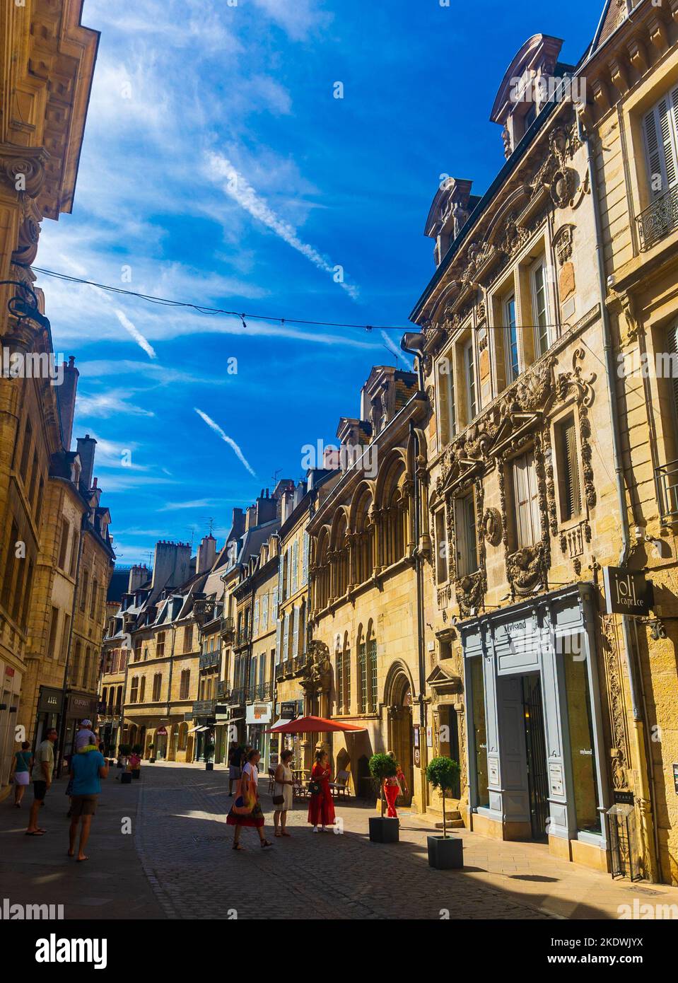 Rue dans le centre historique de Dijon en Bourgogne, France Banque D'Images