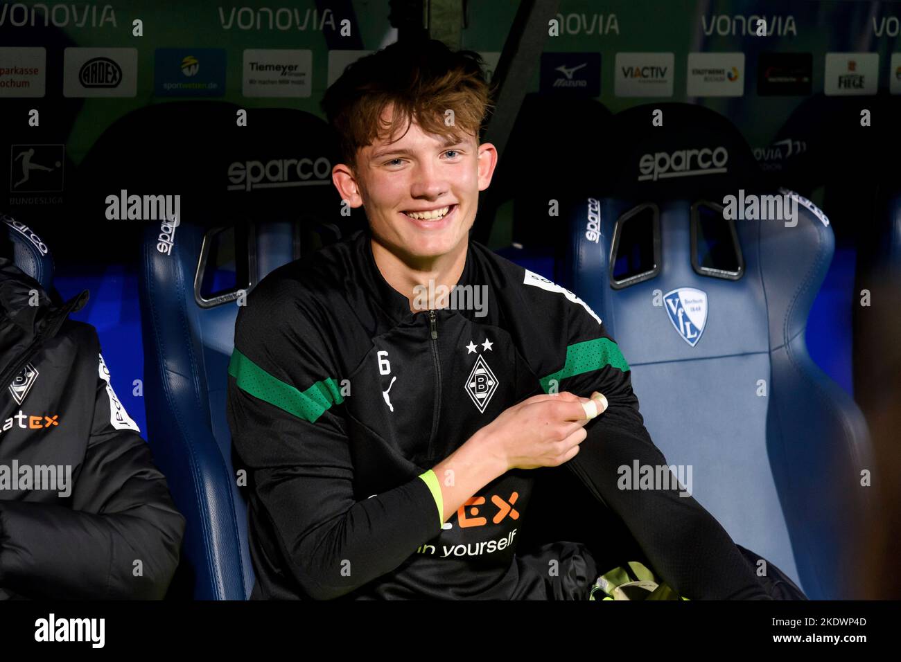 Goalwart Florian GRADATEUR est gardien de but de remplacement. Le dix-sept ans joue normalement dans le Foals U-19s et est assis sur le banc avec les pros en raison d'un manque de gardiens de but, de remplacement, de réserve, football 1st Bundesliga, 14th jour de match, VFL Bochum (BO) - Borussia Monchengladbach (MG) 2:1, on 8 novembre 2022 à Bochum/ Allemagne. Banque D'Images